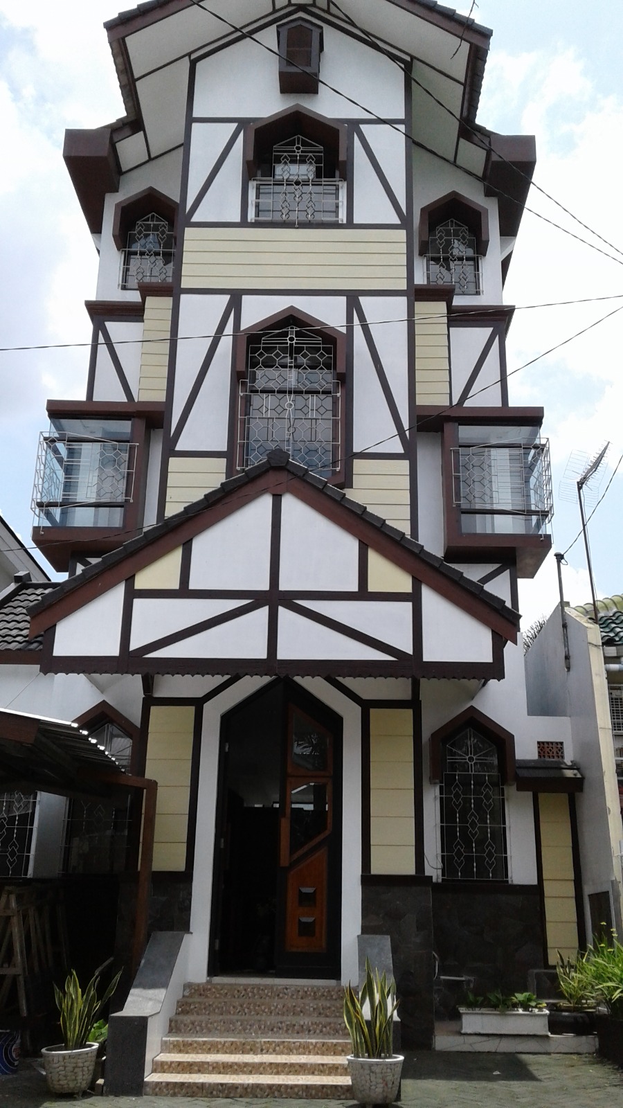 Disewakan Rumah Mewah 3 Lantai Tengah Kota Purwokerto 5 Menit ke Alun-Alun.