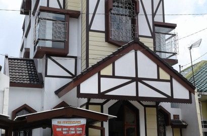 Disewakan Rumah Mewah 3 Lantai Tengah Kota Purwokerto 5 Menit ke Alun-Alun.
