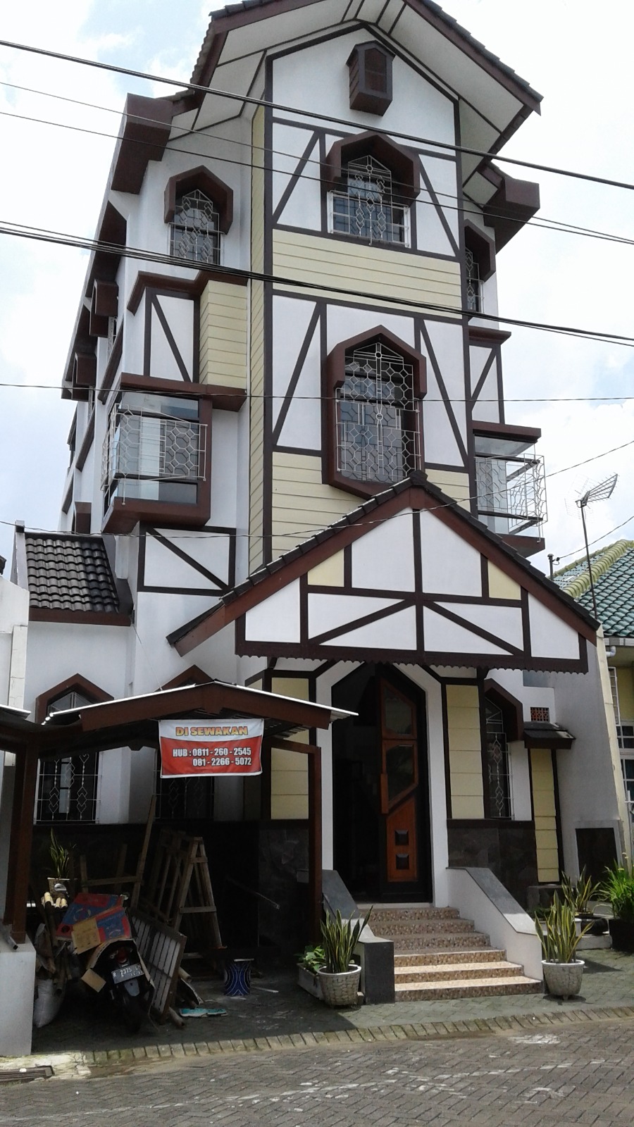 Disewakan Rumah Mewah 3 Lantai Tengah Kota Purwokerto 5 Menit ke Alun-Alun.
