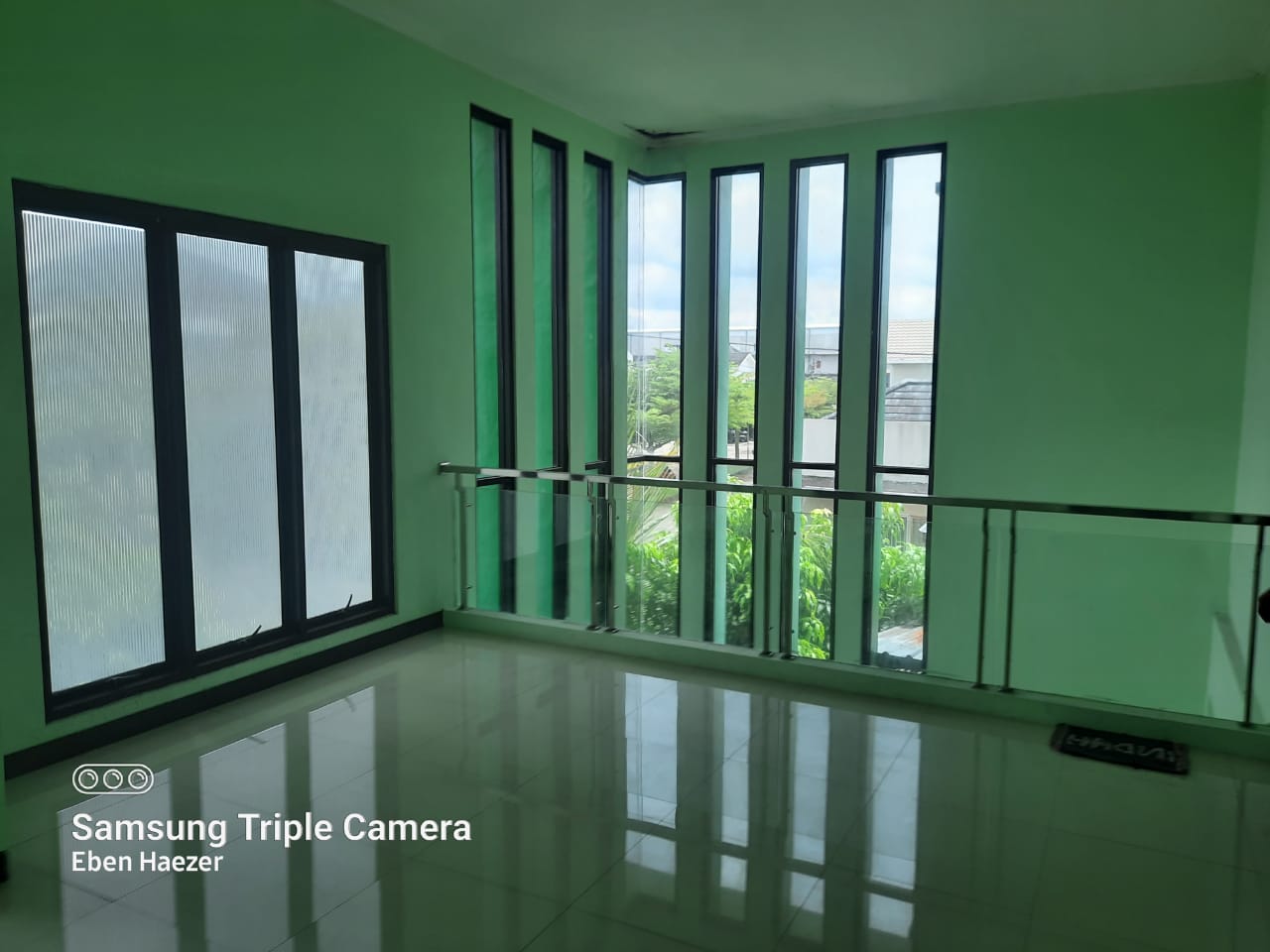 Disewakan Rumah Hook 2 Lantai Furnish di Tengah Kota