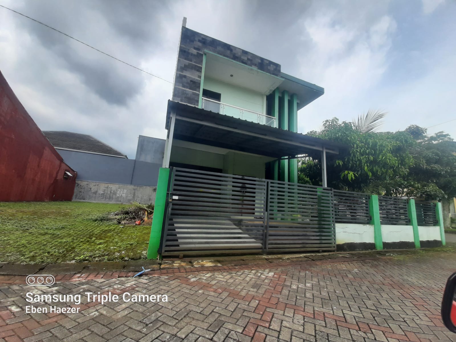 Disewakan Rumah Hook 2 Lantai Furnish di Tengah Kota