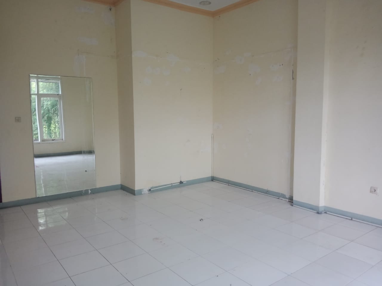 Disewakan Ruko Dalam Kota Selangkah ke Taman Andang Pangrenan - Bonus Kanopi!