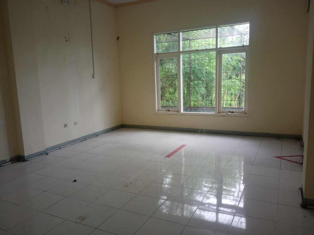 Disewakan Ruko Dalam Kota Selangkah ke Taman Andang Pangrenan - Bonus Kanopi!