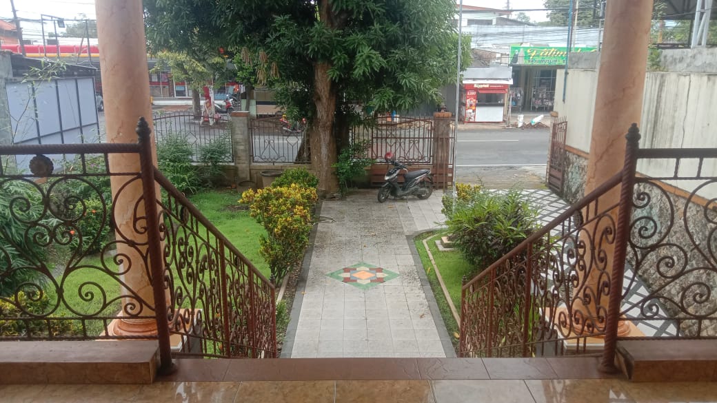 Dijual rumah  khas Sulawesi bangunan kokoh didesain rapi lokasi strategis cocok untuk keluarga besar atau kantor