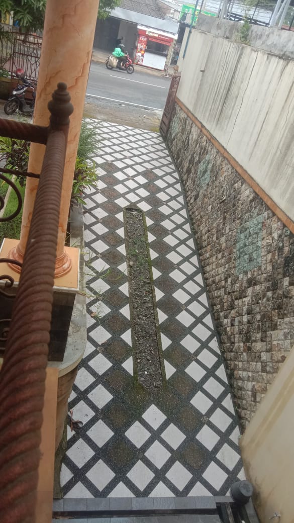 Dijual rumah  khas Sulawesi bangunan kokoh didesain rapi lokasi strategis cocok untuk keluarga besar atau kantor