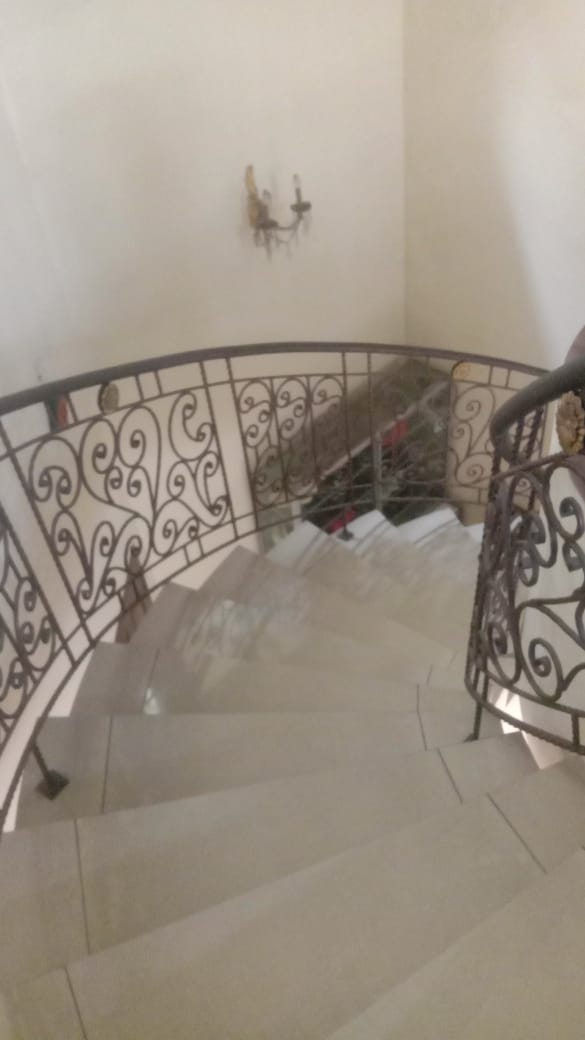 Dijual rumah  khas Sulawesi bangunan kokoh didesain rapi lokasi strategis cocok untuk keluarga besar atau kantor