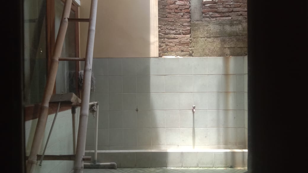 Dijual rumah  khas Sulawesi bangunan kokoh didesain rapi lokasi strategis cocok untuk keluarga besar atau kantor