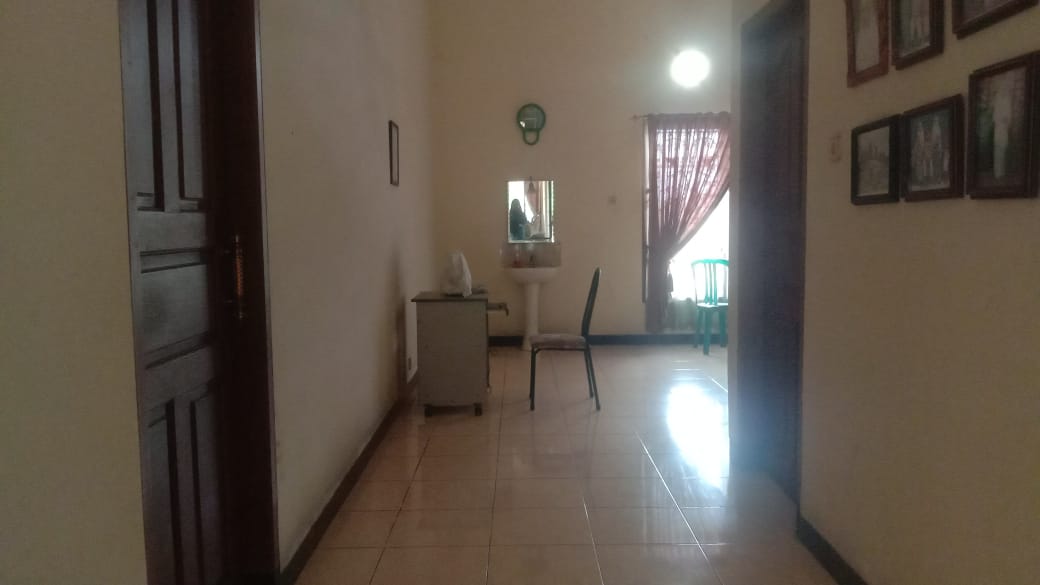 Dijual rumah  khas Sulawesi bangunan kokoh didesain rapi lokasi strategis cocok untuk keluarga besar atau kantor