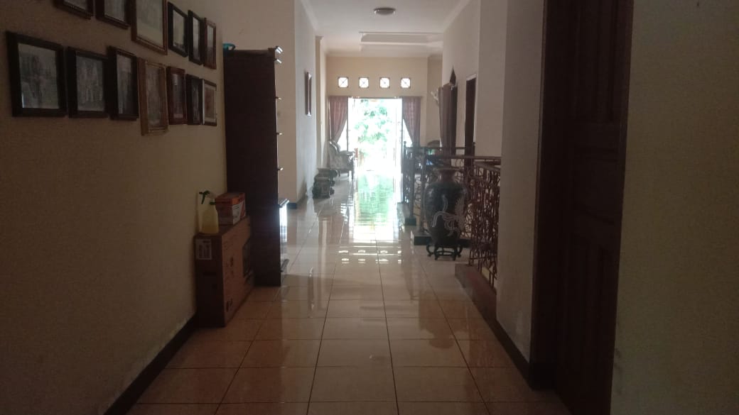 Dijual rumah  khas Sulawesi bangunan kokoh didesain rapi lokasi strategis cocok untuk keluarga besar atau kantor