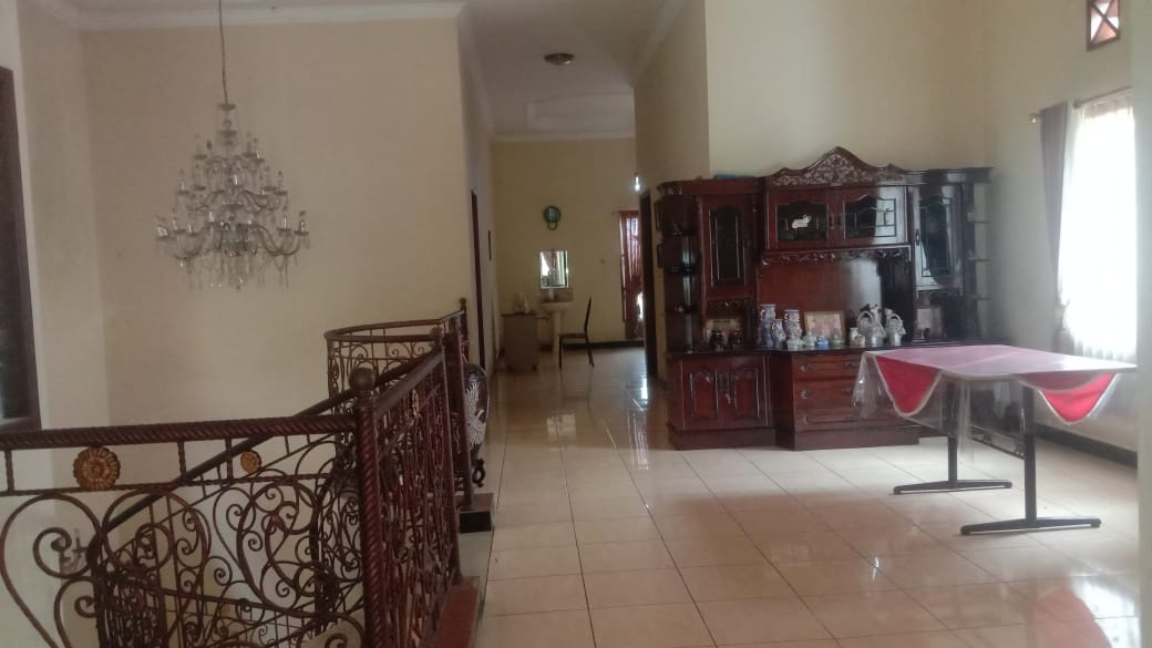 Dijual rumah  khas Sulawesi bangunan kokoh didesain rapi lokasi strategis cocok untuk keluarga besar atau kantor
