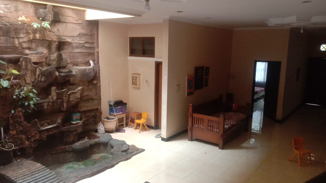 Dijual rumah  khas Sulawesi bangunan kokoh didesain rapi lokasi strategis cocok untuk keluarga besar atau kantor