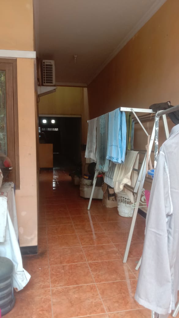 Dijual rumah  khas Sulawesi bangunan kokoh didesain rapi lokasi strategis cocok untuk keluarga besar atau kantor