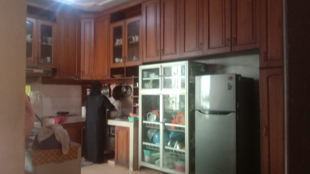 Dijual rumah  khas Sulawesi bangunan kokoh didesain rapi lokasi strategis cocok untuk keluarga besar atau kantor