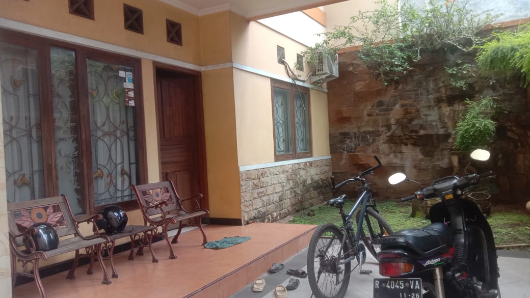 Dijual rumah  khas Sulawesi bangunan kokoh didesain rapi lokasi strategis cocok untuk keluarga besar atau kantor