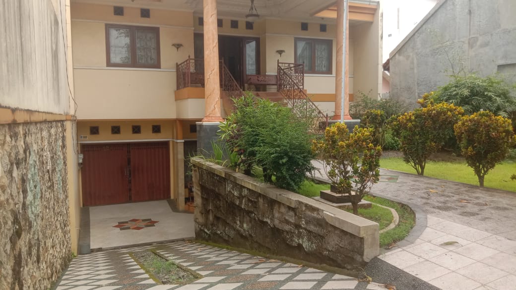 Dijual rumah  khas Sulawesi bangunan kokoh didesain rapi lokasi strategis cocok untuk keluarga besar atau kantor