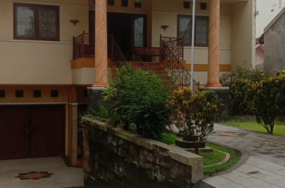 Dijual rumah  khas Sulawesi bangunan kokoh didesain rapi lokasi strategis cocok untuk keluarga besar atau kantor