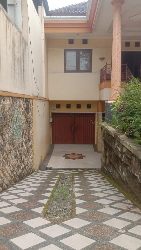 Dijual rumah  khas Sulawesi bangunan kokoh didesain rapi lokasi strategis cocok untuk keluarga besar atau kantor