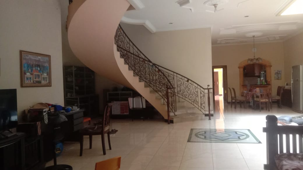 Dijual rumah  khas Sulawesi bangunan kokoh didesain rapi lokasi strategis cocok untuk keluarga besar atau kantor