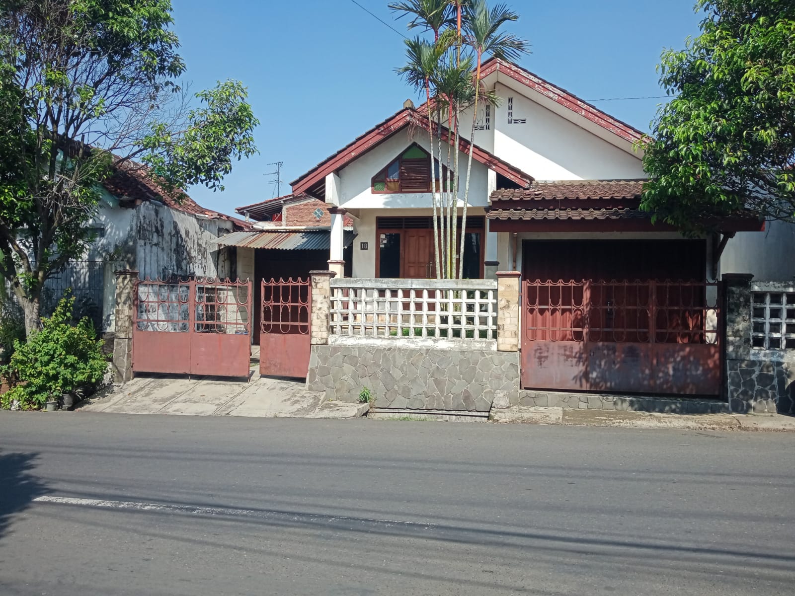 Dijual Rumah Pinggir Jalan Raya Cocok Untuk Rumah Tinggal dan Usaha