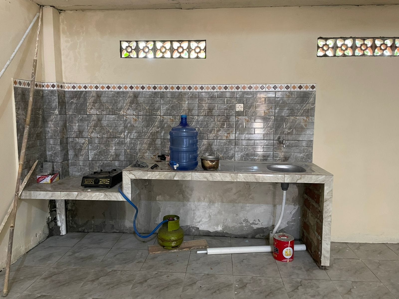 Disewakan Toko/Gudang Di Pinggir Jalan Nasional