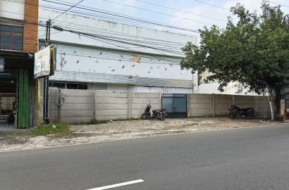 Dijual Bangunan Ex Showroom Mobil Lokasi Selangkah ke Pasar Tradisional