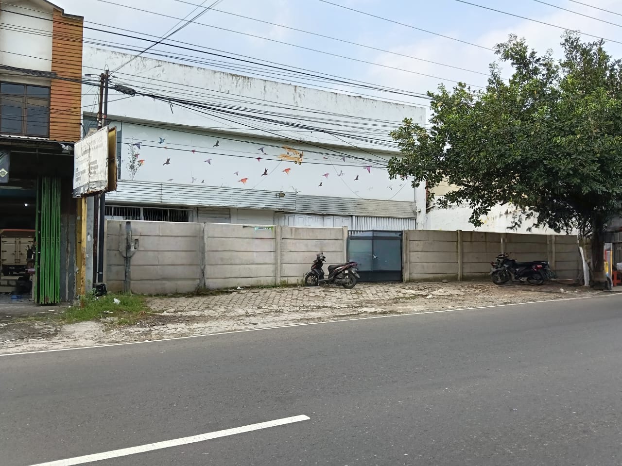 Dijual Bangunan Ex Showroom Mobil Lokasi Selangkah ke Pasar Tradisional