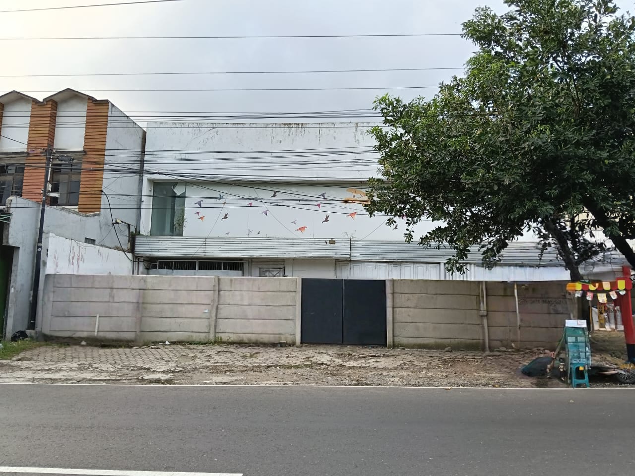 Dijual Bangunan Ex Showroom Mobil Lokasi Selangkah ke Pasar Tradisional
