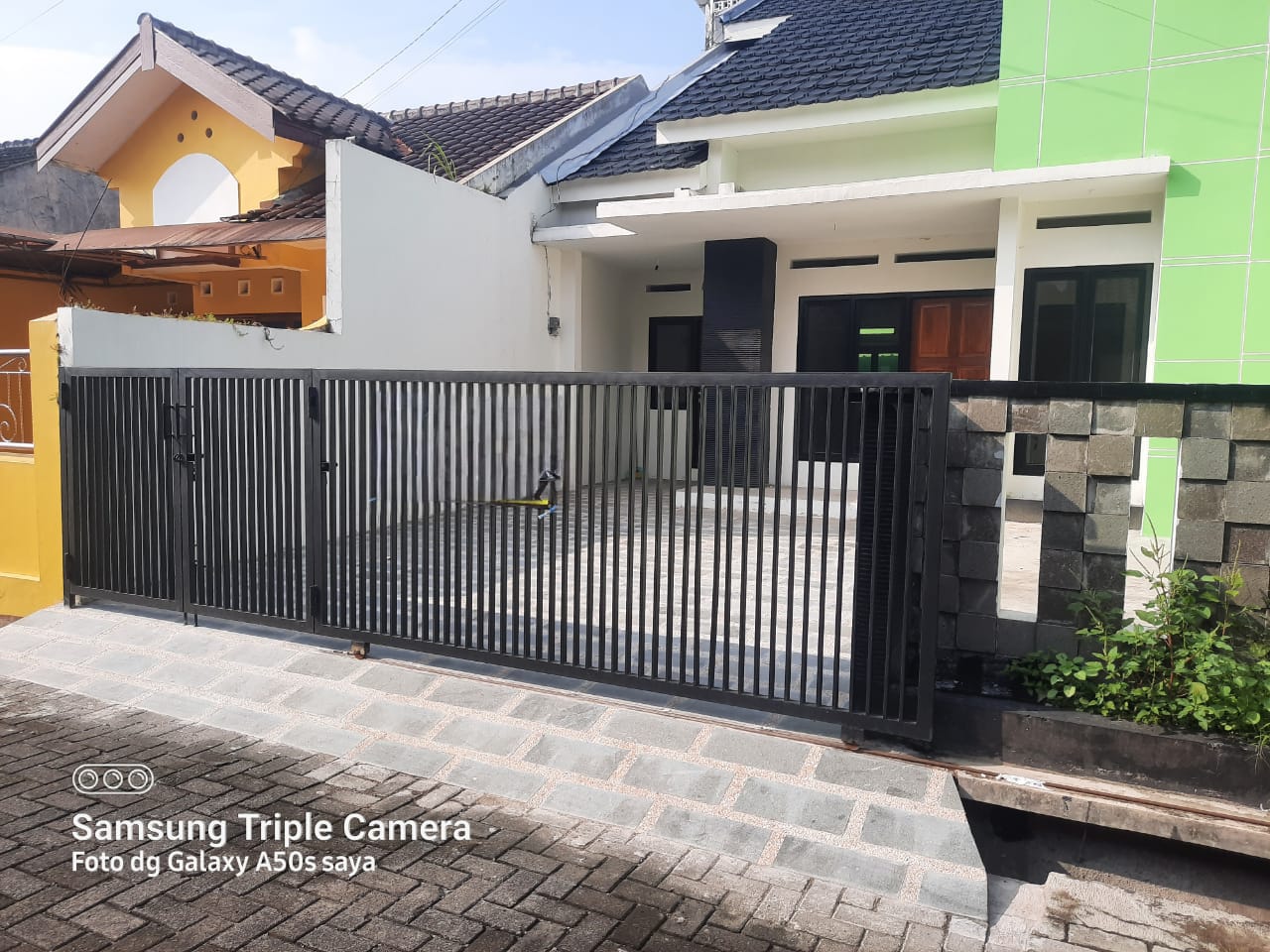 Dijual Rumah Luas Terawat di Perumahan Tengah Kota dekat dengan Kampus