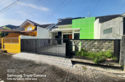 Dijual Rumah Luas Terawat di Perumahan Tengah Kota dekat dengan Kampus