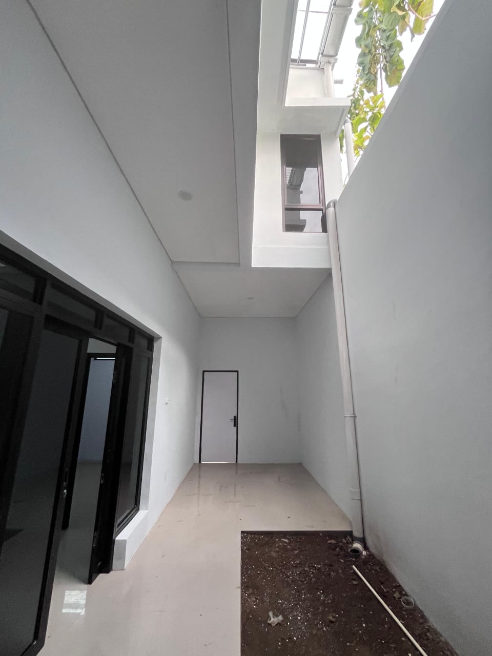 RUMAH MINIMALIS 2 LANTAI BANGUNAN BARU, 5 MENIT RSU DADI KELUARGA
