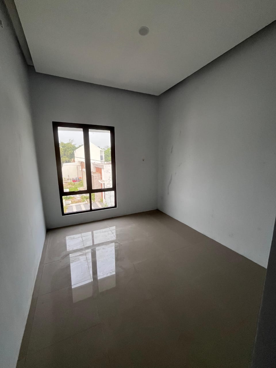 RUMAH MINIMALIS 2 LANTAI BANGUNAN BARU, 5 MENIT RSU DADI KELUARGA