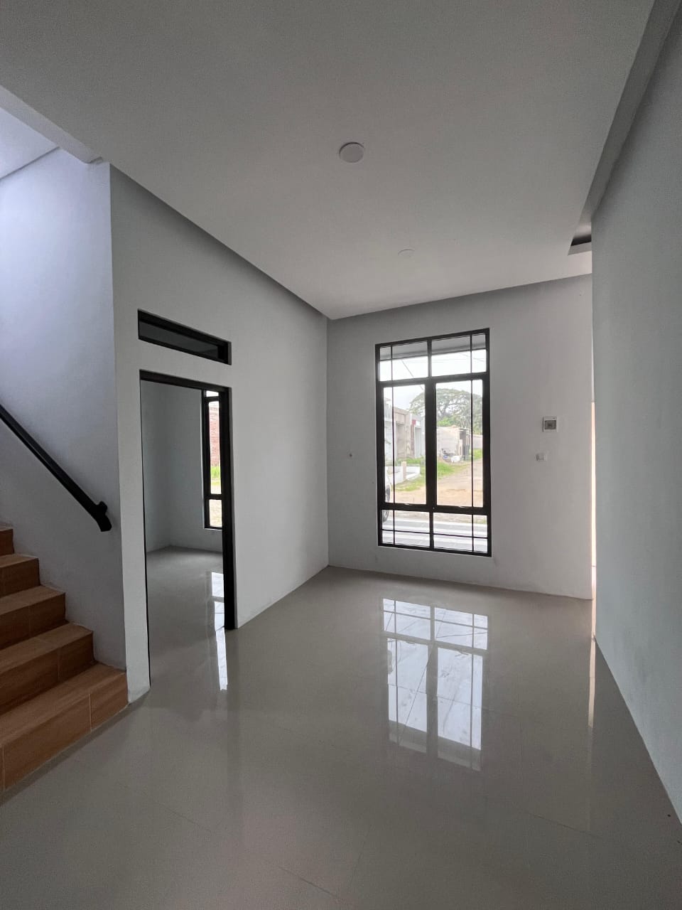 RUMAH MINIMALIS 2 LANTAI BANGUNAN BARU, 5 MENIT RSU DADI KELUARGA