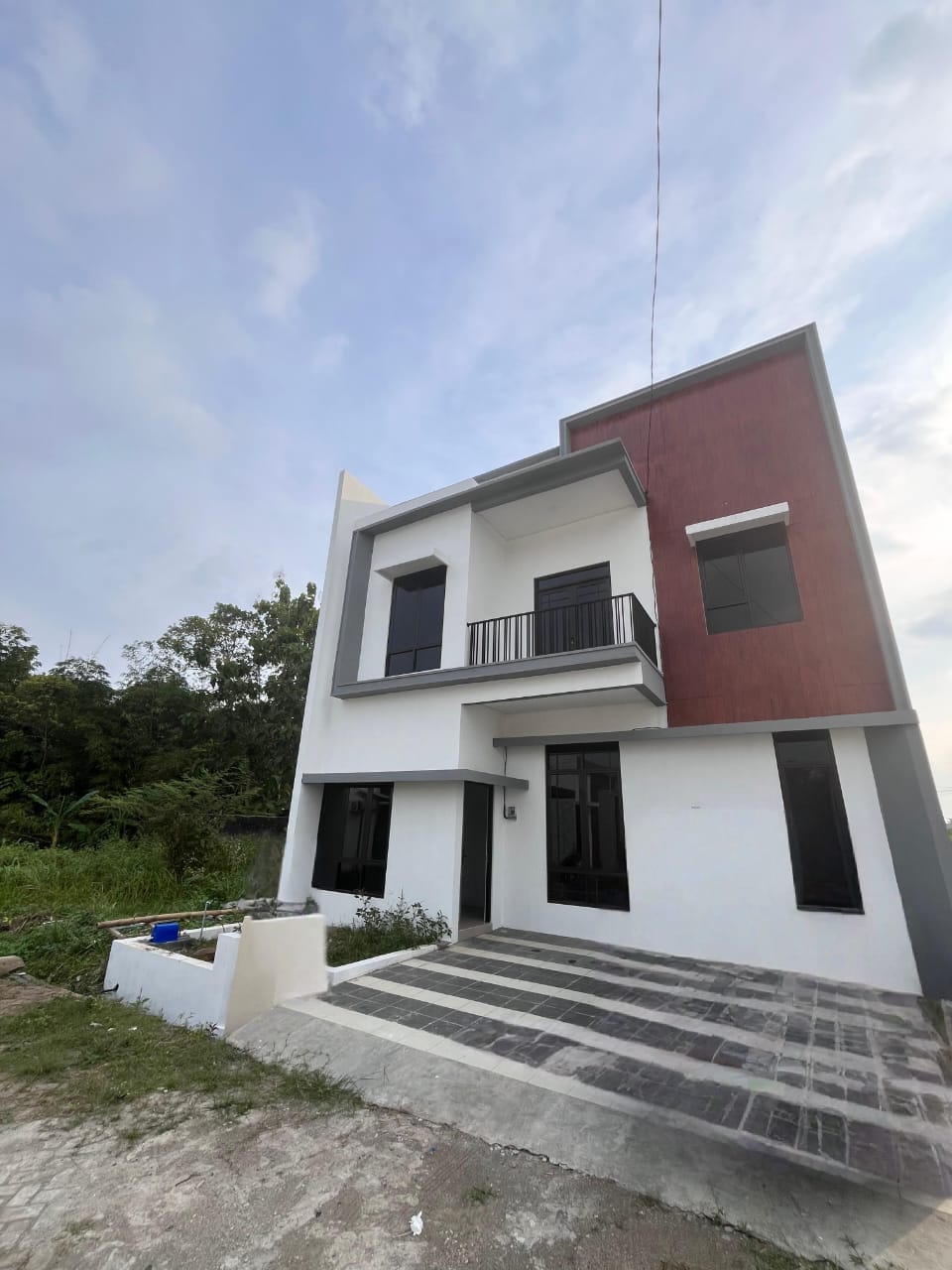 RUMAH MINIMALIS 2 LANTAI BANGUNAN BARU, 5 MENIT RSU DADI KELUARGA