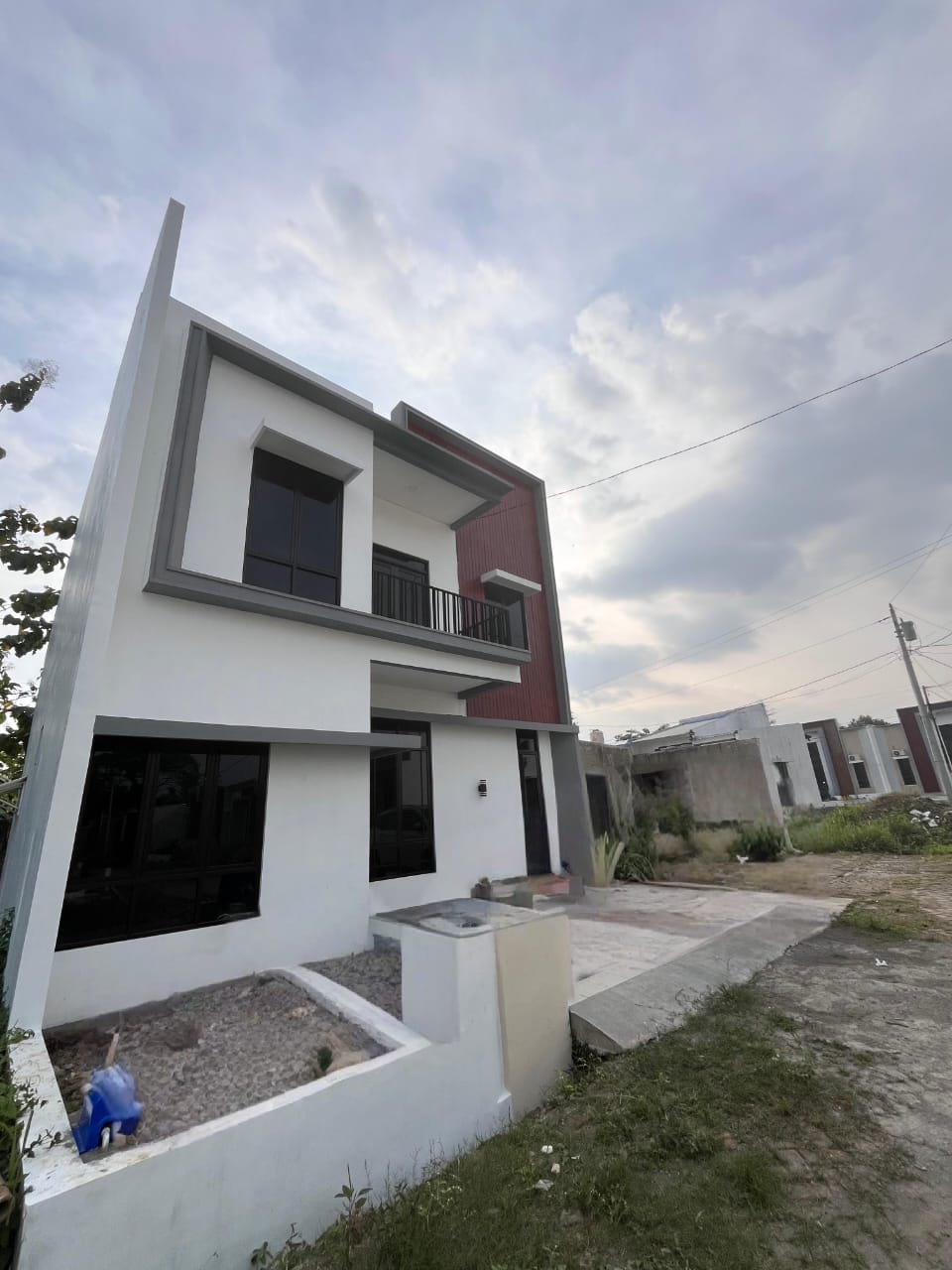 RUMAH MINIMALIS 2 LANTAI BANGUNAN BARU, 5 MENIT RSU DADI KELUARGA