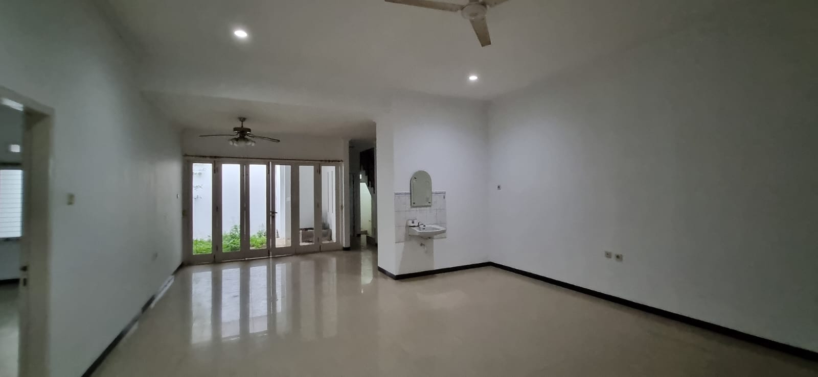 Disewakan Rumah Luas Di Perumahan Tengah Kota dekat dengan Kampus