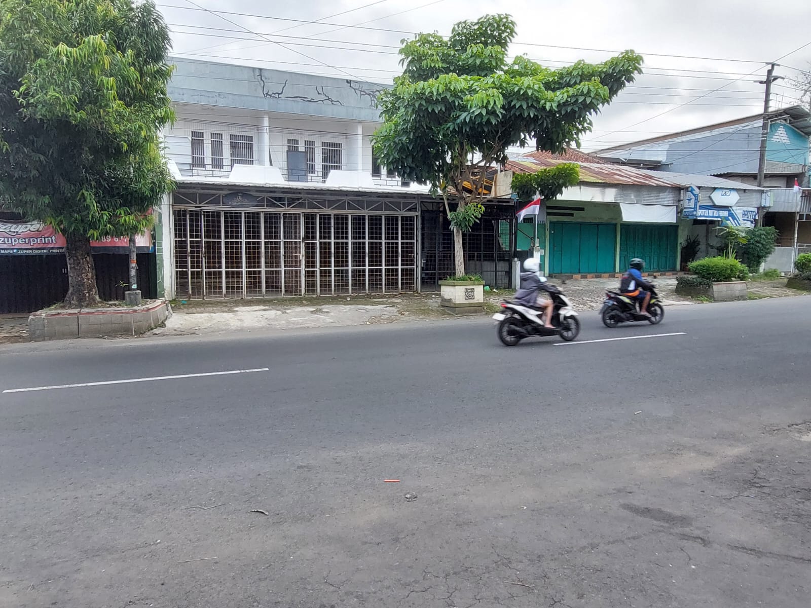 Disewakan Ruko 2 Lantai Baru Renov Pinggir Jalan Besar Dekat GOR Satria