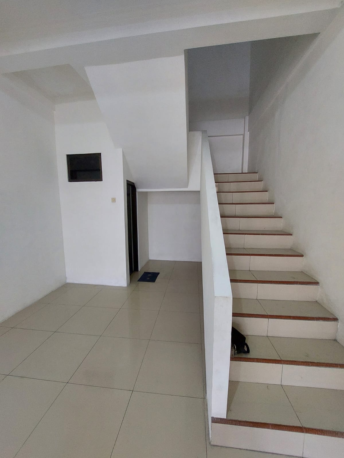 Disewakan Ruko 2 Lantai Baru Renov Pinggir Jalan Besar Dekat GOR Satria