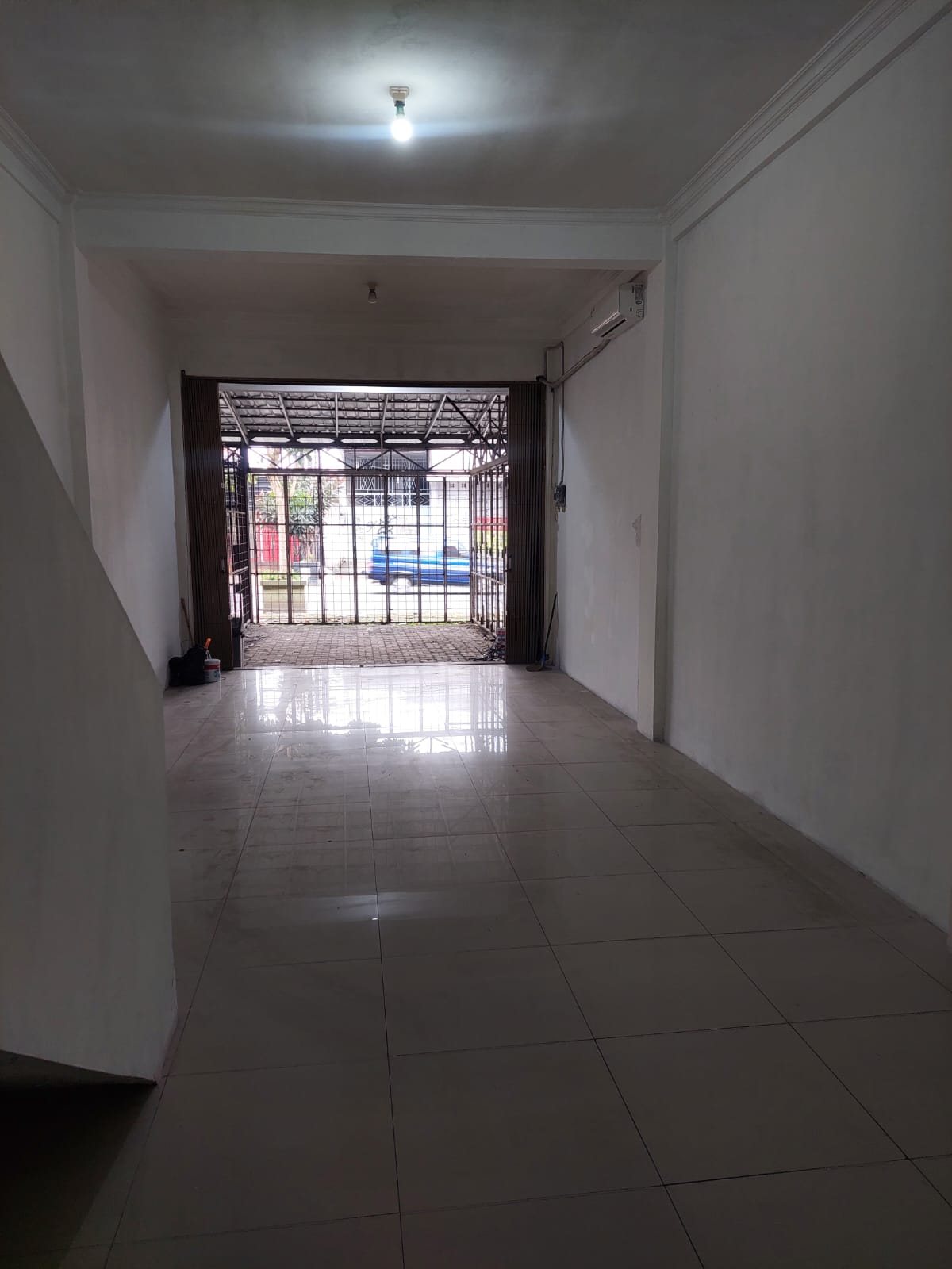 Disewakan Ruko 2 Lantai Baru Renov Pinggir Jalan Besar Dekat GOR Satria