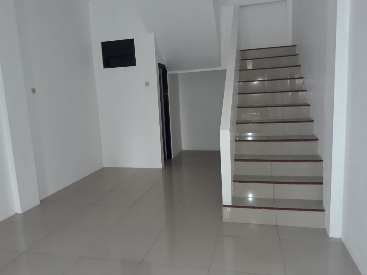 Disewakan Ruko 2 Lantai Baru Renov Pinggir Jalan Besar Dekat GOR Satria