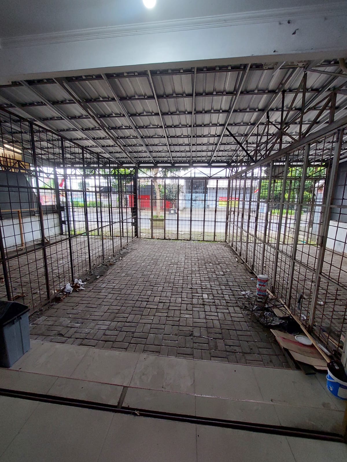 Disewakan Ruko 2 Lantai Baru Renov Pinggir Jalan Besar Dekat GOR Satria