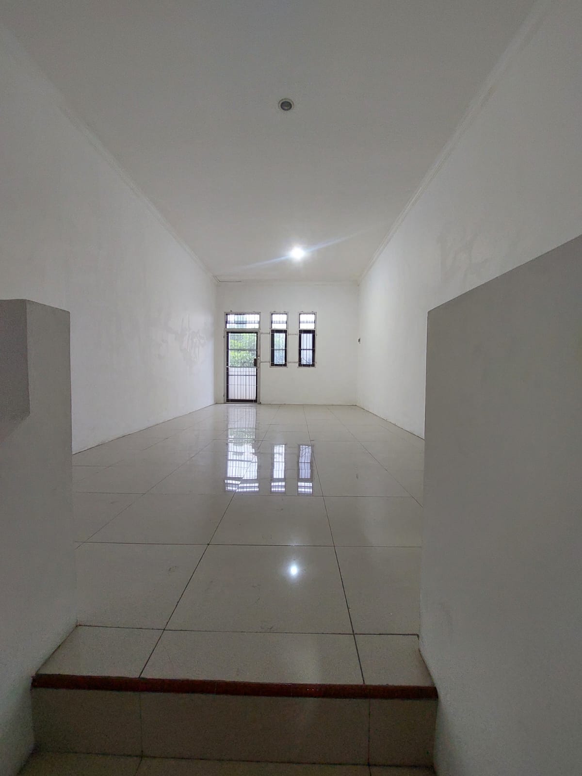 Disewakan Ruko 2 Lantai Baru Renov Pinggir Jalan Besar Dekat GOR Satria