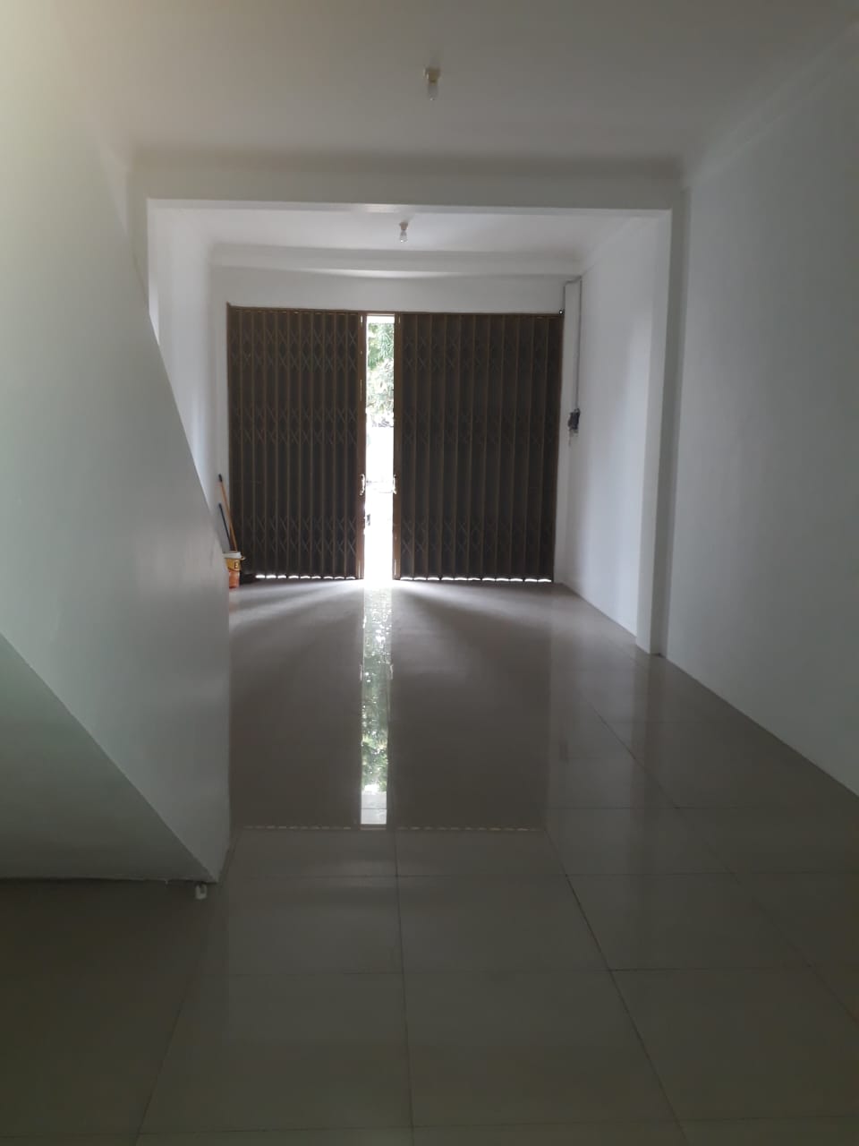 Disewakan Ruko 2 Lantai Baru Renov Pinggir Jalan Besar Dekat GOR Satria