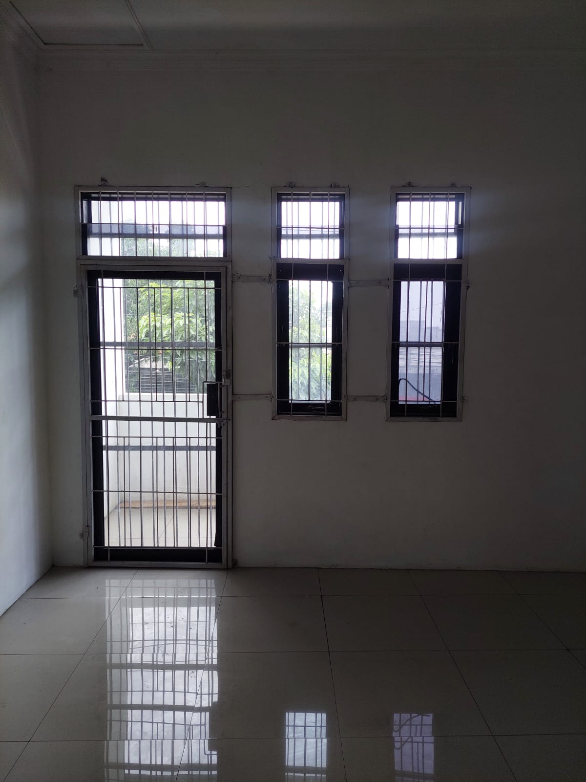 Disewakan Ruko 2 Lantai Baru Renov Pinggir Jalan Besar Dekat GOR Satria