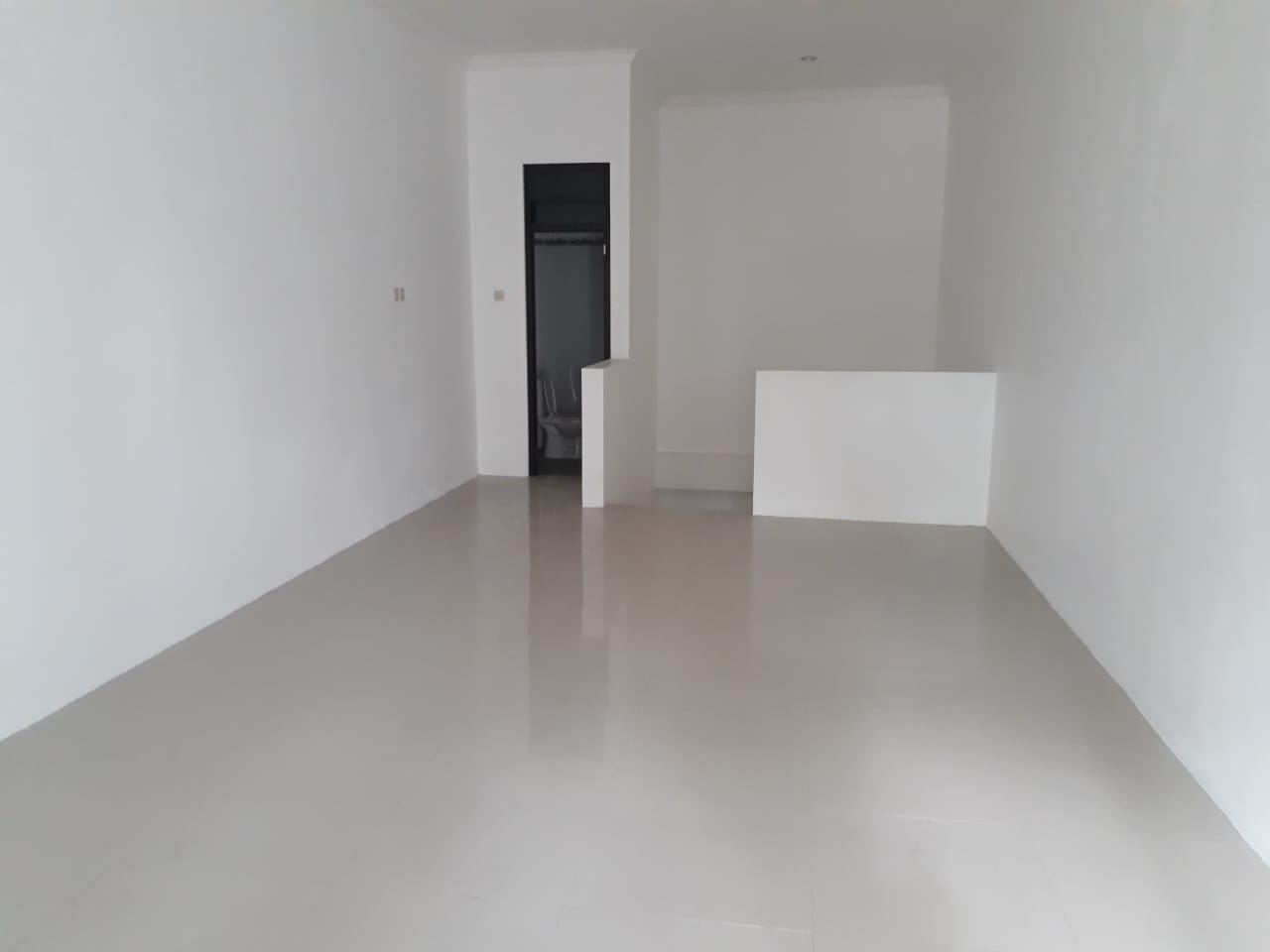 Disewakan Ruko 2 Lantai Baru Renov Pinggir Jalan Besar Dekat GOR Satria