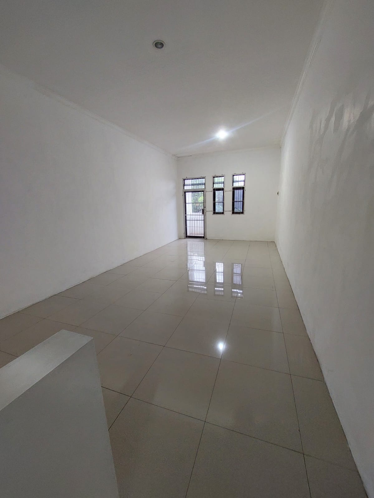 Disewakan Ruko 2 Lantai Baru Renov Pinggir Jalan Besar Dekat GOR Satria