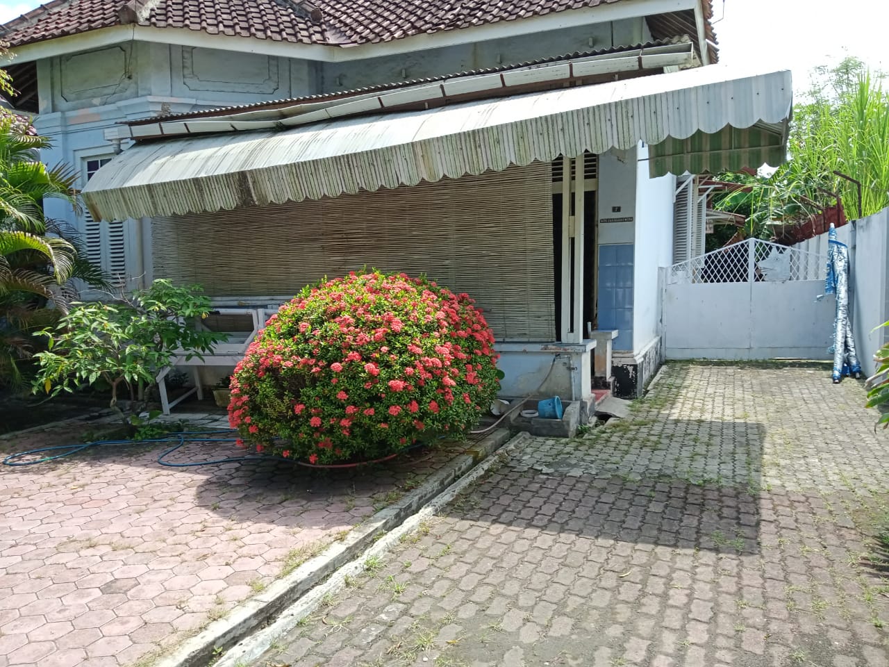 DIJUAL RUMAH LUAS DAN STARTEGIS PINGGIR JALAN DI DAERAH CILACAP