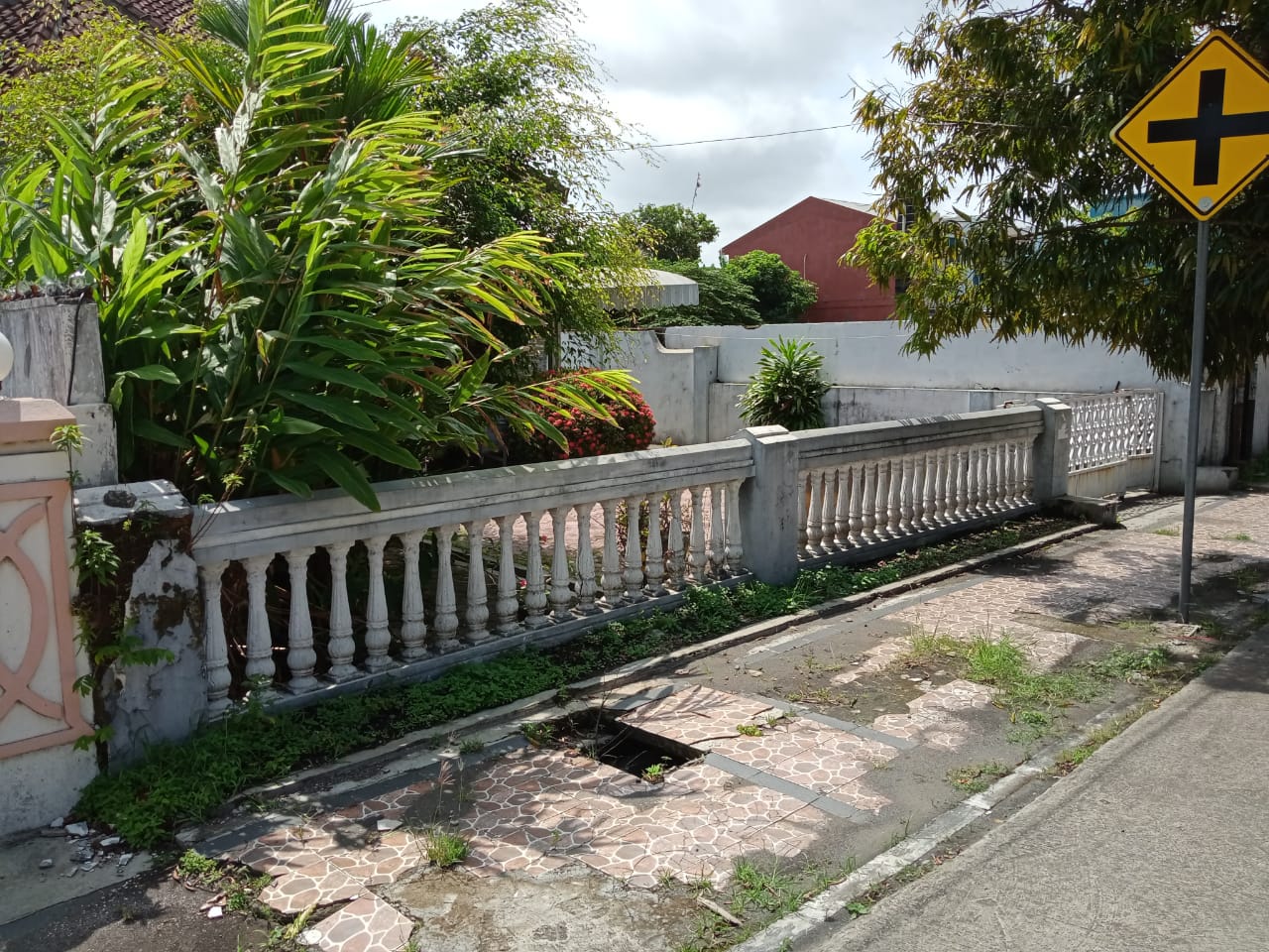 DIJUAL RUMAH LUAS DAN STARTEGIS PINGGIR JALAN DI DAERAH CILACAP