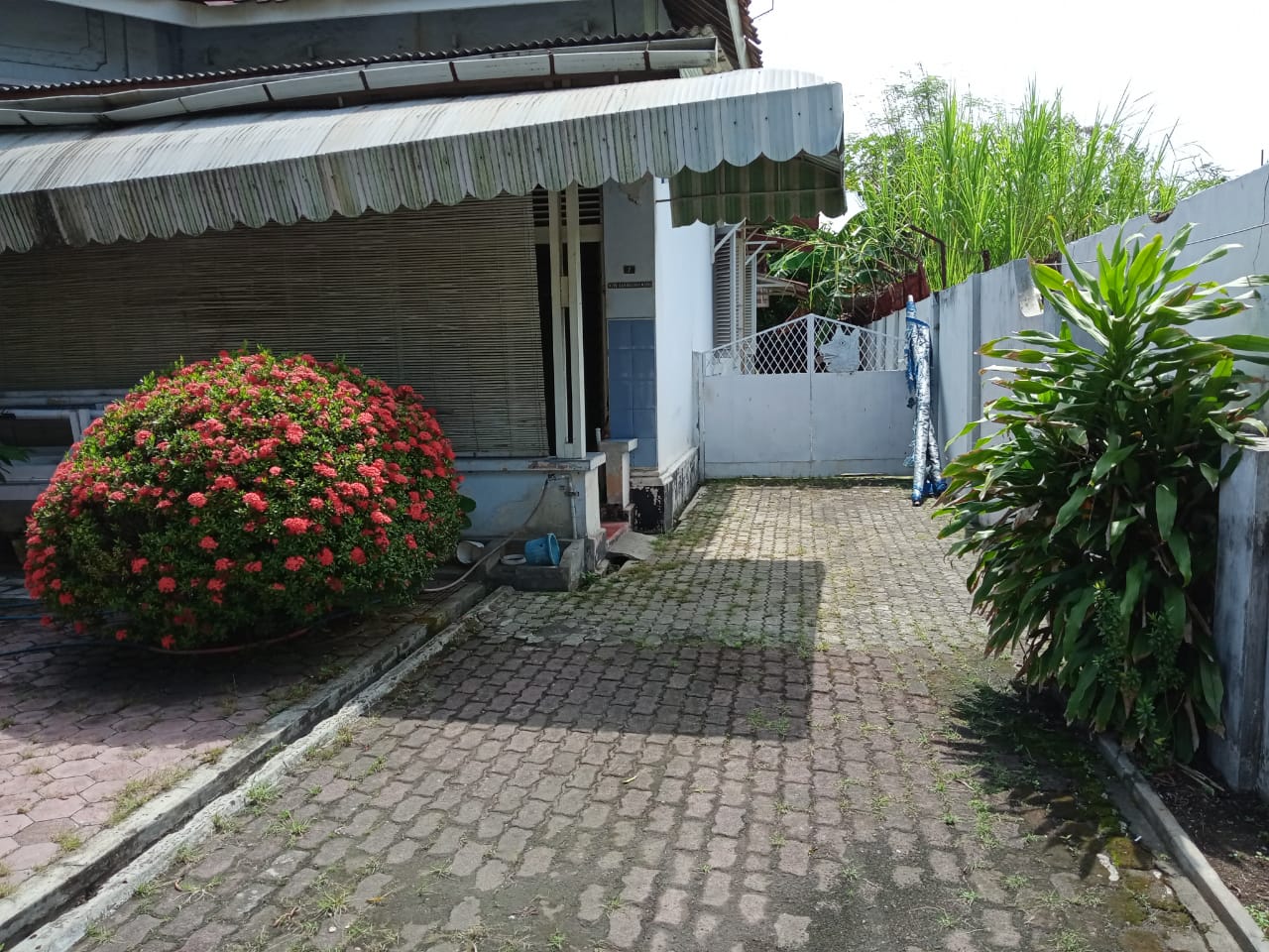 DIJUAL RUMAH LUAS DAN STARTEGIS PINGGIR JALAN DI DAERAH CILACAP