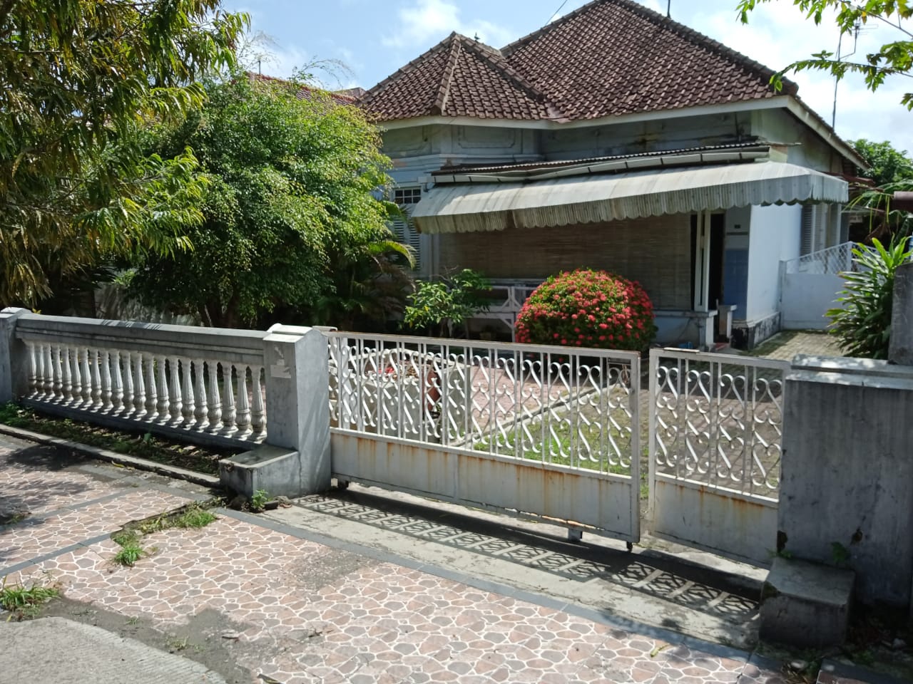 DIJUAL RUMAH LUAS DAN STARTEGIS PINGGIR JALAN DI DAERAH CILACAP