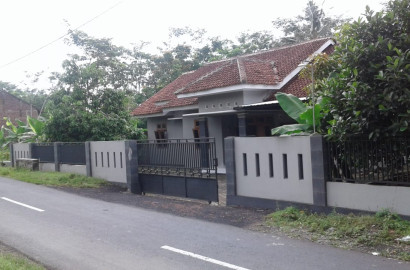 Dijual Rumah Bagus, Luas dan Asri di Sumbang